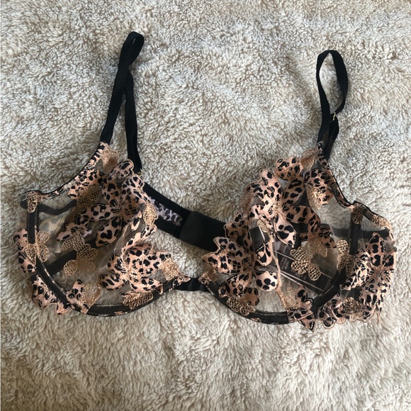 Victoria’s Secret Low Cut Demi - Picture 1 of 4